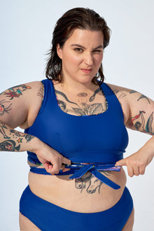 GENEVIEVE - Haut de maillot de bain réversible en imprimé Oscar et bleu saphir.