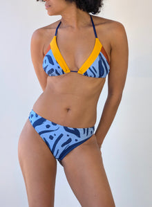ANA – Mid-high waist bikini bottom in blue current print