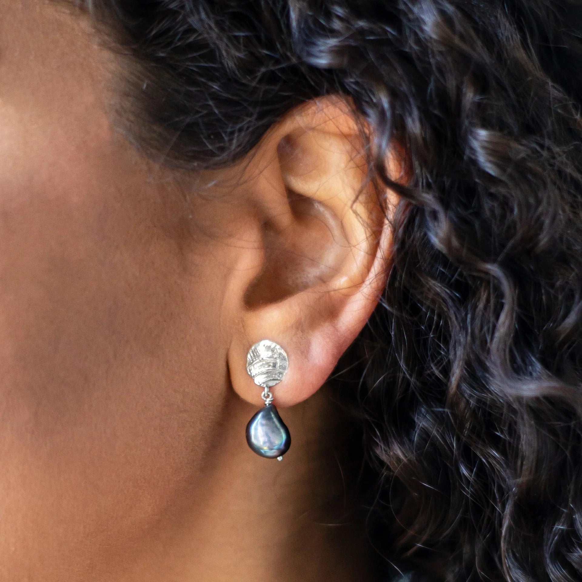 Boucles d'oreilles fossiles avec perle baroque - Noire - Argent sterling ou or 14k
